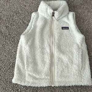 Girls Patagonia size small feel a vest , white , excellent condition.